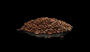 Gourmet Food Ingredient Drucke: Roasted coffee beans scattered on dark glossy surface