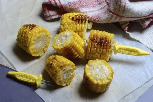 German Food Images Drucke: Roasted corn on the corn cob with corn on the cob holder
