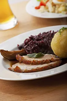 Bilder Datiert 19. Mai 2024: Geröstetes Schweinefleisch zum Schneiden bereit.