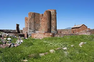 Abandoned Castle Architecture Drucke: Robust ancient brick structure in an open