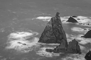 Wave Crashing Rocky Shore Drucke: Rock formations in the Atlantic Ocean