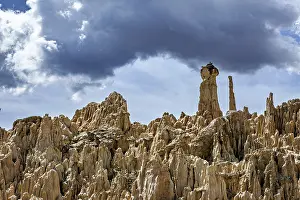 Drucke von Felsformationen mit einem wolkenverhangenen Himmel, eine Felsformation, die einer Skulptur ähnelt, Der Valle de la Luna Mondtal in der Nähe von La Paz in Bolivien Bolivien Drucke: Felsformationen mit einem wolkenverhangenen Himmel.