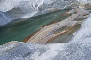 Felsformationen im Verzasca-Fluss, Ticino, Schweiz