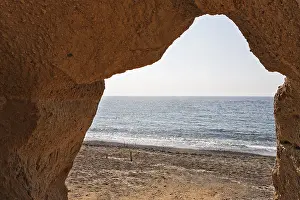 Aegean Sea Coastline Drucke: A rock gate at the beach Ormos Vlichada