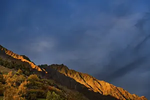 Deserted Mountain Peak Europe Drucke: Rock ridge in reddish evening light