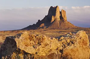 Drucke von Felsformation bei Sonnenuntergang, Shiprock, Navajo-Indianerreservat, New Mexico, USA New Mexico Drucke: Felsformation am Sonnenuntergang, Shiprock.