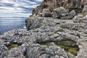 Mediterranean Sea Shoreline Drucke: Rocks and cliffs at Cala Llombards on Majorca Spain