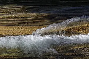 Uninhabited Swiss Countryside Drucke: Rocks and foaming water, rock structures