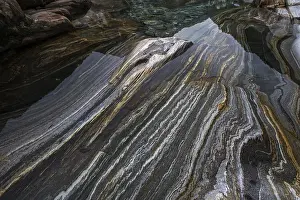 Uninhabited Mountain Torrent Drucke: Rocks, rock structures, clear water