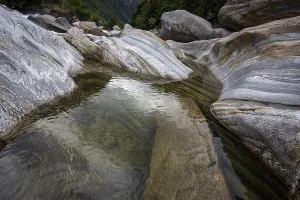 Uninhabited Mountain Stream Drucke: Rocks, rock structures, Verzasca River