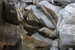 Uninhabited Mountain Stream Drucke: Rocks, rock structures, Verzasca River