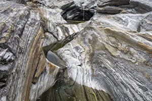 Ticino Mountain Creek Drucke: Rocks, rock structures, Verzasca River