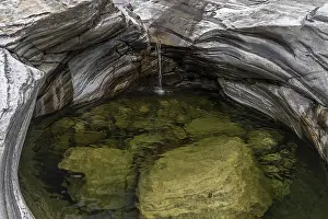Mountain Creek Waterfall Drucke: Rocks, rock structures, Verzasca River