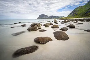 Norwegian Nature Photography Drucke: Rocks on Uttakleiv sandy beach