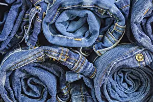 Blue Denim Jeans Drucke: Roll blue denim jeans arranged in stack