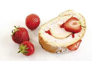 Sweet Pastry Drucke: Rolled spongecake with strawberries