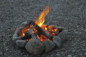 Historic Food Photography Drucke: Romance by the campfire