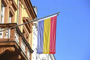 Travel Photography Romania Drucke: Romanian flag on a building
