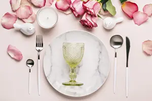 Pink Table Setting Drucke: Romantic table setting in pink colors