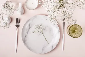Decorative Pink Flowers Drucke: Romantic table setting in pink colors
