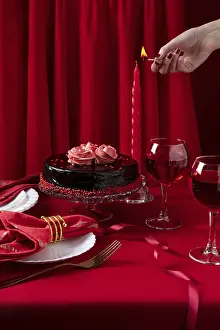 Romantic Dinner Setting Drucke: Romantic table setting with white dinnerware and red napkins