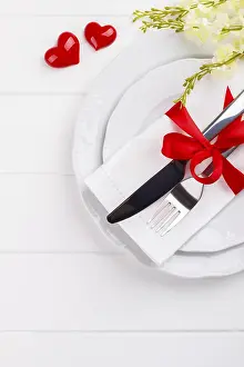 Empty Table For Copy Space Drucke: Romantic table setting on white wooden table