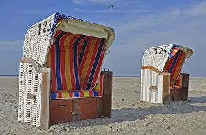 Sandy Ocean Beach Scene Drucke: Two roofed wicker beach chairs