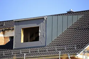 Arts And Crafts Roofer Drucke: Roofer working on a new dormer window