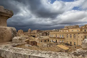 Drucke von Über den Dächern vor dem Sturm in Noto auf Sizilien Noto Drucke: Oben über die Dächer vor dem Sturm in Noto auf Sizilien.