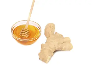 Ginger Health Benefits Drucke: Root Ginger sliced and bow of honey