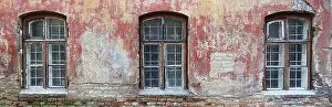 Collage Drucke: Drei faule, gebogene Fenster in der roten Wand eines verlassenen alten Ziegelhauses.