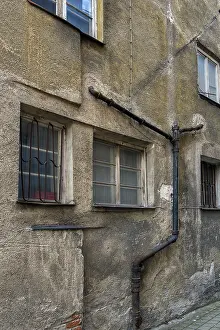 Environmental Pollution Europe Drucke: Rotten facade with external sewage pipe