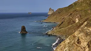 Macizo De Anaga Mountainscape Drucke: Rough coastline with steep cliffs and clear waves