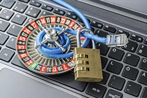 Secure Internet Connection Drucke: Roulette wheel, padlock and internet cable lying on computer keyboard symbolizing data encryption