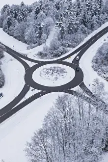 Winter Road Traffic Germany Drucke: Roundabout, surrounded by snowy trees