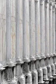 World Heritage Site Photography Drucke: Row of marble columns in an architectural structure perspective view