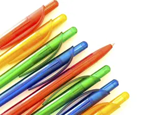 Colorful Office Supplies Drucke: Row of the multicoloured ballpoint pens against the white background