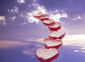 Drucke von Reihe roter Herzen, die in einen bewölkten Himmel fliegen Kunstwerke Des Surrealismus Drucke: Reihe roter Herzen fliegt in den vernebelten Himmel.