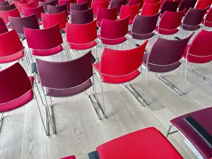 Bilder Datiert 24. April 2024: Reihen von Stühlen in verschiedenen Schattierungen des Roten.