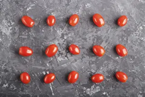 Nutrition Concept Drucke: Rows of cherry tomatoes on a black concrete background