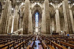Catholic Church Interior Design Drucke: Rows of seats against the backdrop of columns in the Duomo