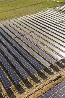 German Solar Panel Installation Drucke: Rows of solar panels shining in sunlight surrounded by green fields