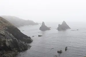 Shetland Islands Landscape Drucke: Rugged cliffs off the coast in the mist