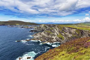 Rugged Coastline Europe Drucke: Rugged cliffs overlooking the Atlantic Ocean