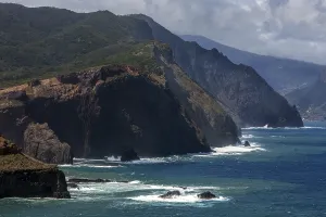 Deserted Cliff Scenery Drucke: Rugged coastal landscape, cliffs
