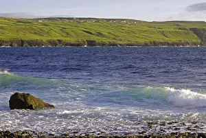 Steep Cliff Line Scenery Drucke: Rugged coastline with cliffs and waves
