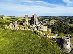 Historic British Castles UK Drucke: Ruins of Corfe Castle from a drone