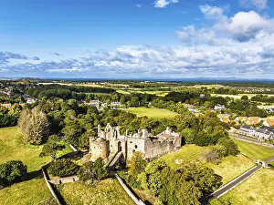 Historic Castles In Scotland Drucke: Ruins of Dirleton Castle & Gardens from a drone