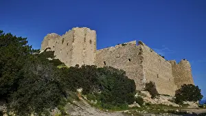 Historic Fortifications Europe Drucke: Ruins of a large castle complex
