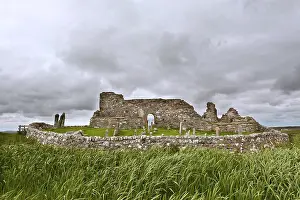 Outer Hebrides Photography Drucke: Ruins of monastery with cemetery